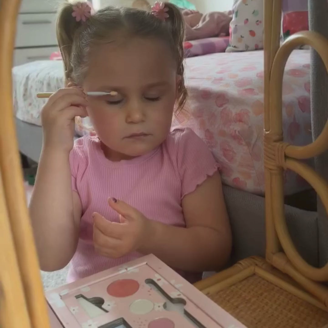 Video demonstrating the Nancy purple deluxe kids makeup set in use